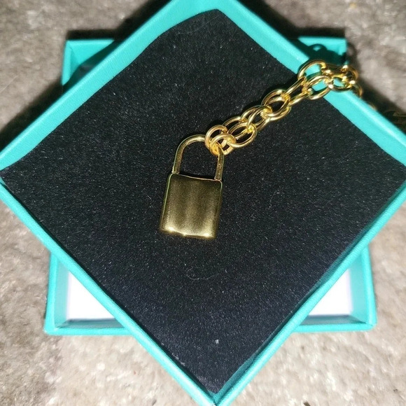Golden lock necklace - Picture 2 of 2